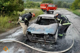 На трасі під Кам'янським вщент згорів легковик На трасі під Кам'янським вщент згорів легковик