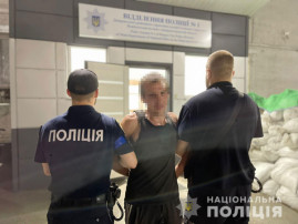 У Дніпрі біля школи чоловік із ножем пограбував дітей