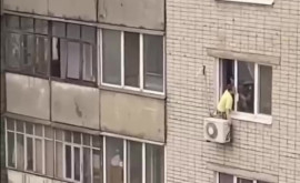 У Дніпрі жінка повисла з вікна 6 поверху