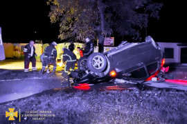 У Кам'янському вночі перекинувся автомобіль У Кам'янському вночі перекинувся автомобіль
