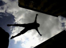 У Дніпрі голий чоловік вистрибнув із вікна 4-го поверху