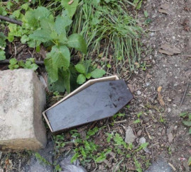 У Кам'янському перехожі знайшли труну з прахом покійника У Кам'янському перехожі знайшли труну з прахом покійника