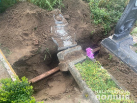 Крав огорожі: на Дніпропетровщині затримали цвинтарного злодія