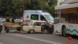 У Дніпрі ВАЗ зіштовхнувся з тролейбусом: жінка померла у швидкій, ще троє людей постраждали У Дніпрі ВАЗ зіштовхнувся з тролейбусом: жінка померла у швидкій, ще троє людей постраждали