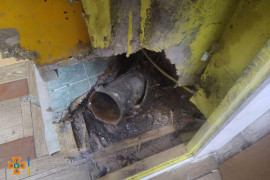Піротехніки Дніпропетровщини знищили реактивний снаряд від РСЗВ «Град», який застряг в кімнаті житлового будинку Піротехніки Дніпропетровщини знищили реактивний снаряд від РСЗВ «Град», який застряг в кімнаті житлового будинку