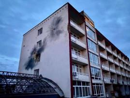 Уночі росіяни обстріляли Дніпропетровщину: у Нікополі пошкоджені будинки, санаторій і підприємства