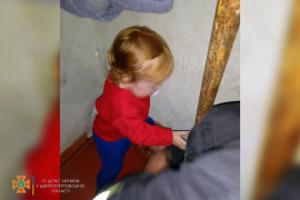 Рятувальники прийшли на допомогу дівчинці, нога якої застрягла за трубою Рятувальники прийшли на допомогу дівчинці, нога якої застрягла за трубою
