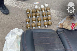 У Дніпропетровській області виявили два десятки гранат в автомобілі, який зупинили на блокпосту