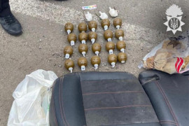 У Дніпропетровській області виявили два десятки гранат в автомобілі, який зупинили на блокпосту У Дніпропетровській області виявили два десятки гранат в автомобілі, який зупинили на блокпосту