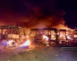 Є загиблі і поранені: ворог ударив по Дніпру, вгатили по АТП, згоріло понад сто автобусів