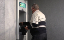 "Ощадбанк" блокує українцям зарплатні картки: "Залишаючи без коштів для існування" "Ощадбанк" блокує українцям зарплатні картки: "Залишаючи без коштів для існування"