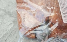 Дригала ніжками: на Дніпропетровщині чоловік придбав булочку з живою мишею всередині
