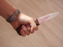 У Кам'янському 31-річний чоловік вдарив свого гостя ножем у спину