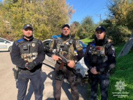 У Дніпрі патрульні врятували жінку, що намагалася скоїти самогубство У Дніпрі патрульні врятували жінку, що намагалася скоїти самогубство