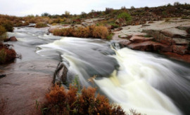 Уникальный феномен: под Днепром течет единственный степной водопад в Украине