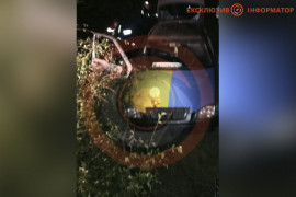 На виїзді з Дніпра знайшли машину в кюветі та тіло чоловіка з ножовими пораненнями На виїзді з Дніпра знайшли машину в кюветі та тіло чоловіка з ножовими пораненнями