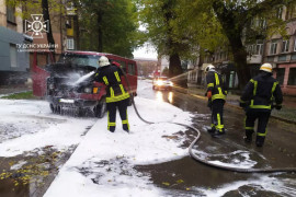 У Кам'янському горів автомобіль У Кам'янському горів автомобіль