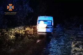 На Дніпропетровщині "швидка" застрягла у багнюці На Дніпропетровщині "швидка" застрягла у багнюці