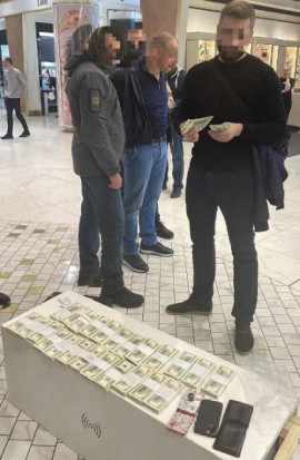 Представляючись співробітником спецслужби, намагався заволодіти пів мільйона доларів США – на шахрайстві викрито мешканця Дніпропетровщини Представляючись співробітником спецслужби, намагався заволодіти пів мільйона доларів США – на шахрайстві викрито мешканця Дніпропетровщини