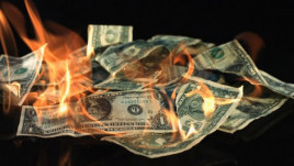 Канадский бизнесмен сжег почти миллион местных долларов, чтобы деньги не достались его бывшей