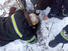 На Днепропетровщине спасатели достали мальчика из 3-х метрового колодца