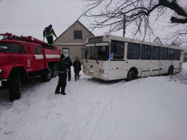 В Каменском автобус попал в снеговой плен