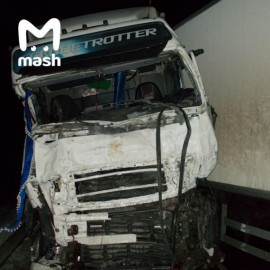 В России бусик Mercedes влетел в фуру Volvo, погибло 8 украинских заробитчан.