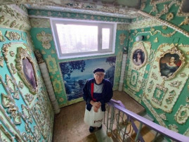 Киевский пенсионер превратил подъезд в Версаль: на картины едут смотреть со всей Украины