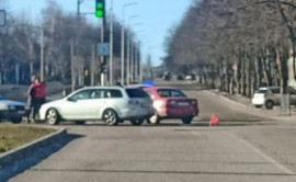 У Кам`янському дорогу не поділили Mazda та ВАЗ У Кам`янському дорогу не поділили Mazda та ВАЗ