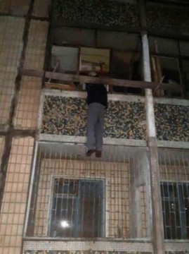 На Днепропетровщине пенсионер застрял и провисел пол-ночи на балконе На Днепропетровщине пенсионер застрял и провисел пол-ночи на балконе