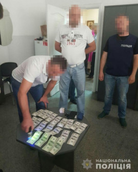 В Днепре полиция задержала чиновника городского совета на взятке в $2 тыс