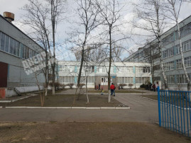 В одной из школ Днепра распылили газ. Многих детей забрала скорая В одной из школ Днепра распылили газ. Многих детей забрала скорая