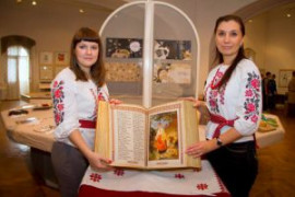 В Україні є єдина у світі повністю вишита книга
