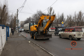 В Днепре  экскаватор сбил женщину: пострадавшую забрала скорая