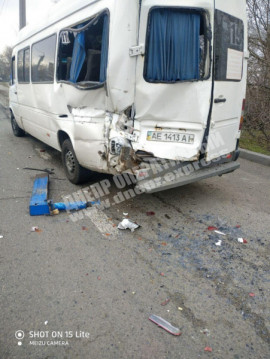 В Днепре грузовик протаранил две маршрутки с пассажирами: серьезно пострадал ребенок