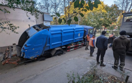 На центральному проспекті в Кам’янському сміттєвоз пішов під асфальт На центральному проспекті в Кам’янському сміттєвоз пішов під асфальт
