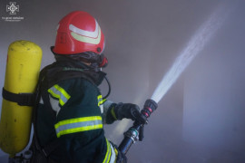 У Кам'янському на пожежі вогнеборці врятували жінку