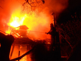 Из-за пожара в сарае, сгорел жилой дом