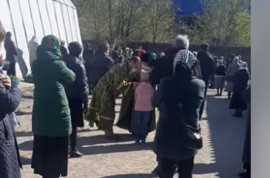 Як у Дніпрі у Вербну неділю віруючі причащалися з однієї ложки Як у Дніпрі у Вербну неділю віруючі причащалися з однієї ложки