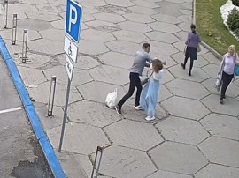 У Дніпрі чоловік посеред вулиці нападав на жінок, його затримали У Дніпрі чоловік посеред вулиці нападав на жінок, його затримали