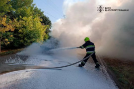 У Кам’янському районі співробітники ДСНС загасили палаючий автомобіль