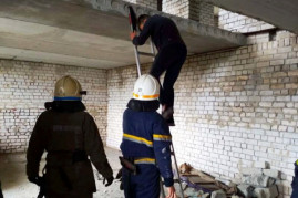 На Днепропетровщине с 11 этажа недостроя спасатели сняли ребенка На Днепропетровщине с 11 этажа недостроя спасатели сняли ребенка