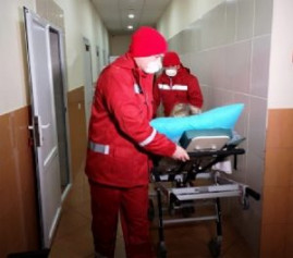 В Кривом Роге с трудом привезли в больницу 300-килограммового пациента В Кривом Роге с трудом привезли в больницу 300-килограммового пациента