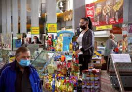 Дистанцию между продавцами на  рынках разрешли сократить в два раза
