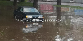 Во время дождя по центру Каменского ездить нельзя!