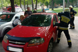 В Днепре спасатели достали младенца из закрытого автомобиля