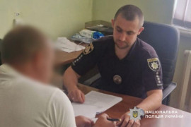 Вдарив ножем у живіт: у Кам’янському поліцейські затримали підозрюваного Вдарив ножем у живіт: у Кам’янському поліцейські затримали підозрюваного