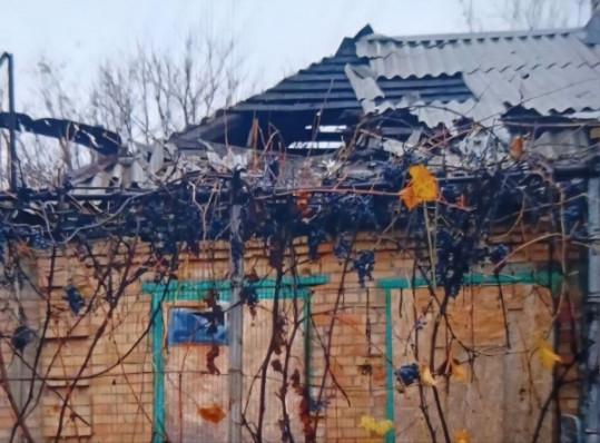 Ворожі атаки на Дніпропетровщині: є жертва та руйнування, ППО збила 11 дронів