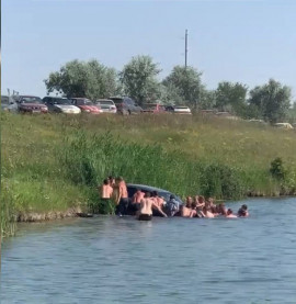В Днепропетровской области автомобиль свалился в реку В Днепропетровской области автомобиль свалился в реку