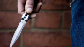 У Кам’янському чоловік вдарив ножем двох юнаків: нападника судитимуть